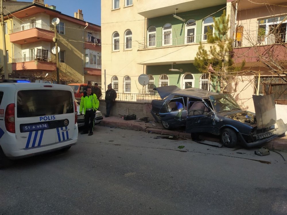 Niğde'de polisten kaçan çocuklar kaza yaptı: 3 yaralı