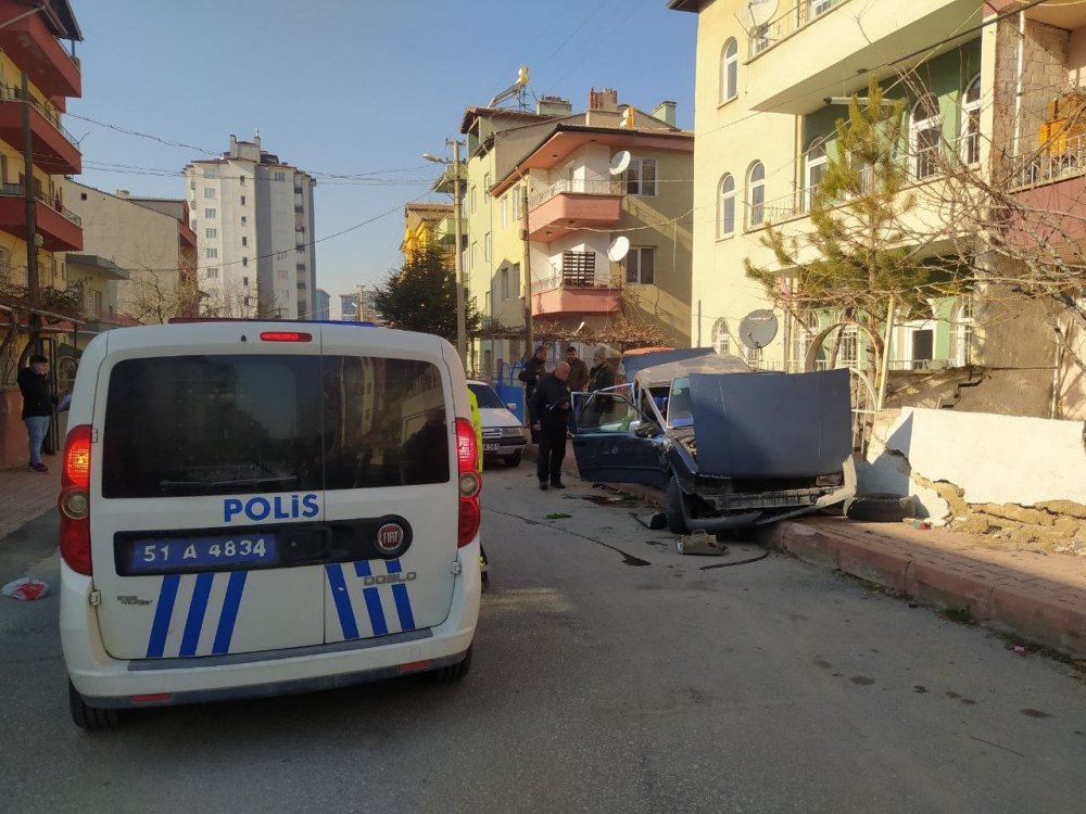 Niğde'de polisten kaçan çocuklar kaza yaptı: 3 yaralı