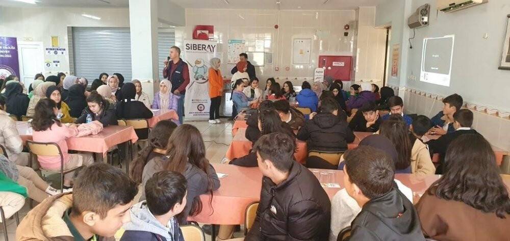 Osmaniye’de polisten siber zorbalık eğitimi