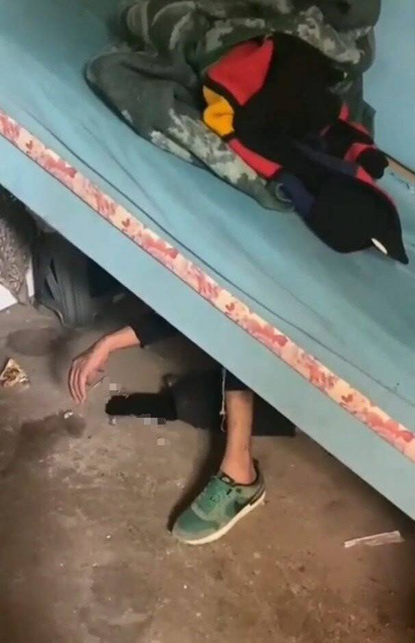 19 yıl hapis cezasıyla aranan şahıs, çekyat altında yakalandı