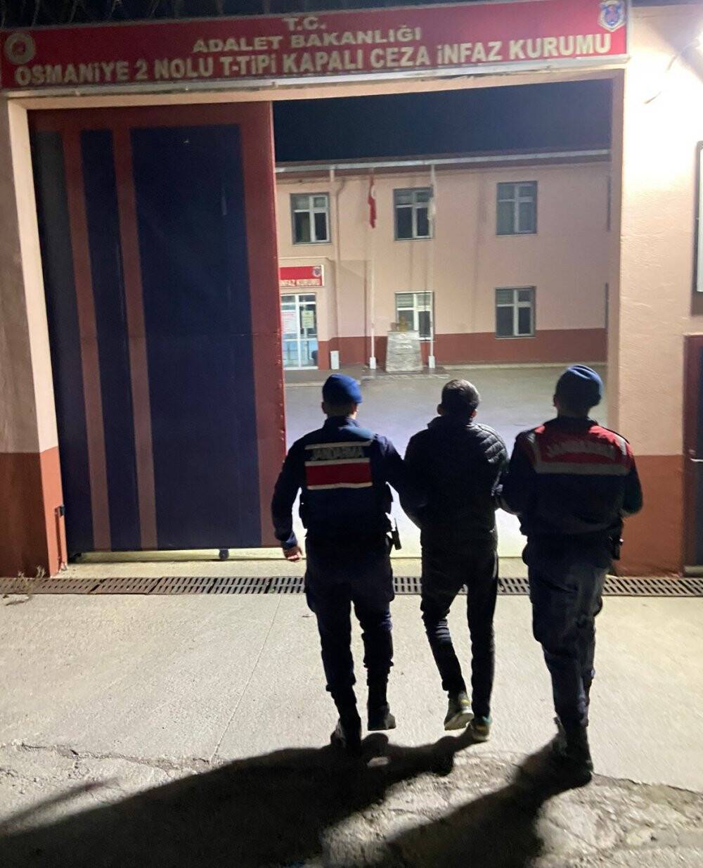 19 yıl hapis cezasıyla aranan şahıs, çekyat altında yakalandı