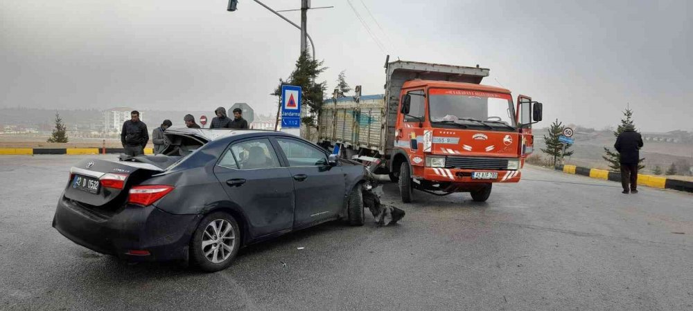 Belediye Başkanı Akbuğa'nın makam aracı ile kamyonet çarpıştı: 4 yaralı