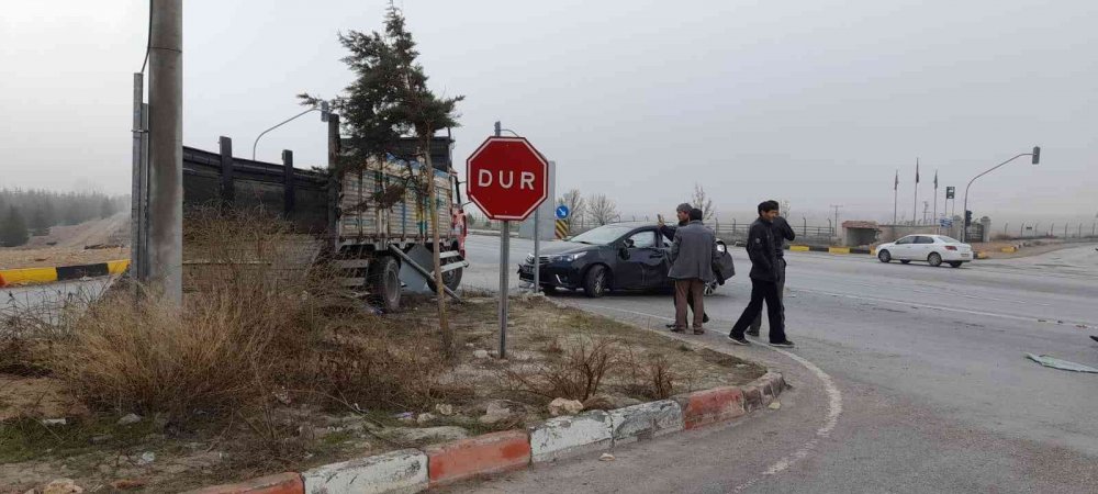 Belediye Başkanı Akbuğa'nın makam aracı ile kamyonet çarpıştı: 4 yaralı