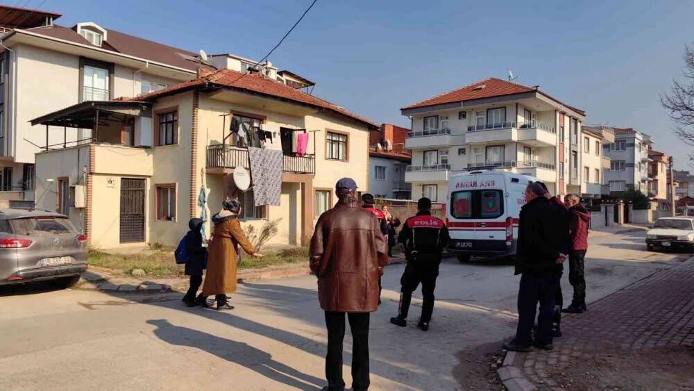 Bursa'da evinde bıçaklı hırsızı gören kadın çocuğu ile balkondan atladı