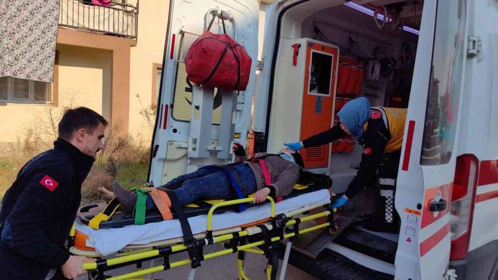 Bursa'da evinde bıçaklı hırsızı gören kadın çocuğu ile balkondan atladı