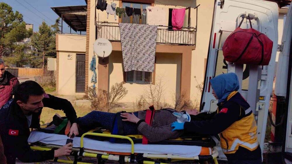 Bursa'da evinde bıçaklı hırsızı gören kadın çocuğu ile balkondan atladı