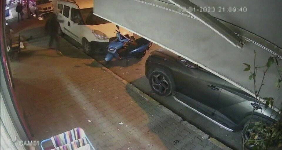 Gaziosmanpaşa’da bir kişinin husumetlisini vurduğu an kamerada