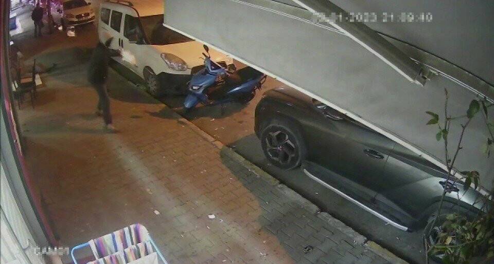 Gaziosmanpaşa’da bir kişinin husumetlisini vurduğu an kamerada