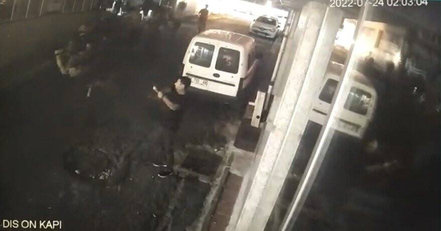 İstanbul’da gece kulübüne silahlı saldırı kameraya yansıdı