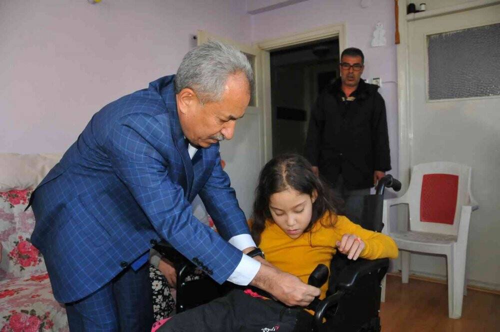 Konya'da yürüme engelli Küçük Huriye’nin sandalye sevinci