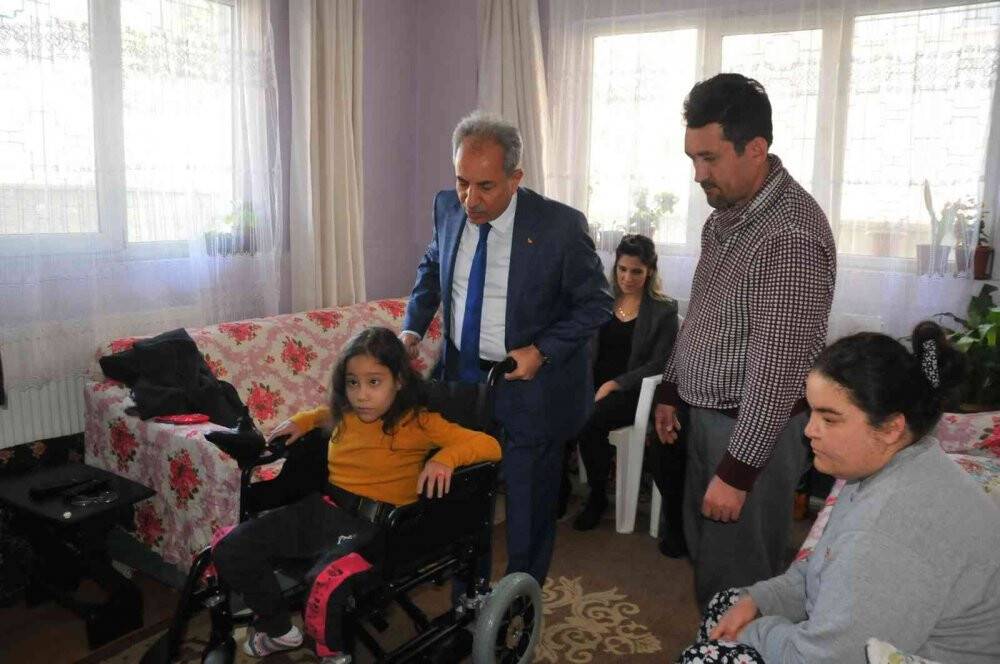Konya'da yürüme engelli Küçük Huriye’nin sandalye sevinci
