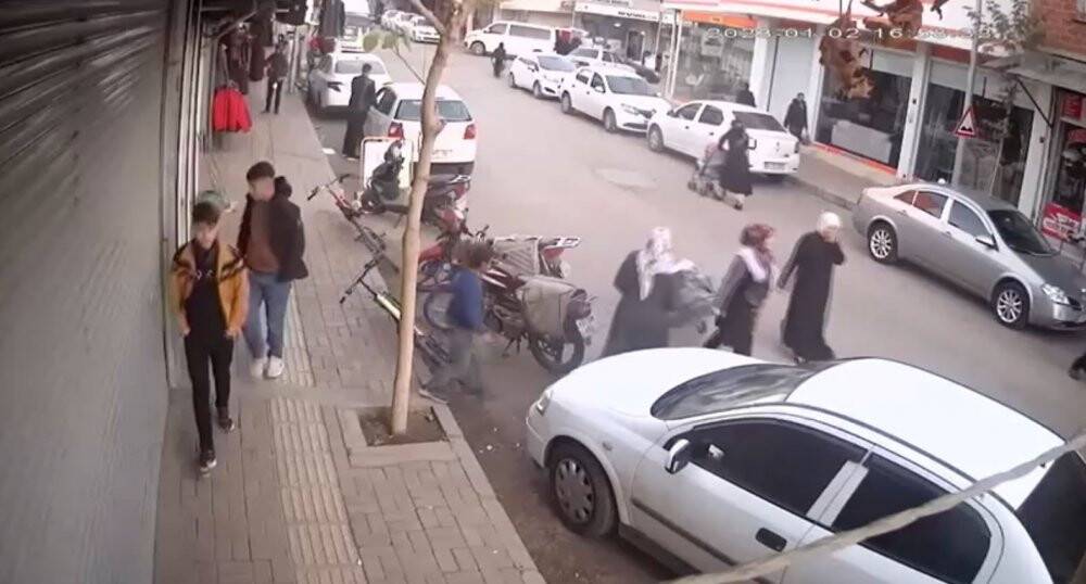 Şanlıurfa'da cansız mankenden yelek çalan hırsız kameraya yakalandı