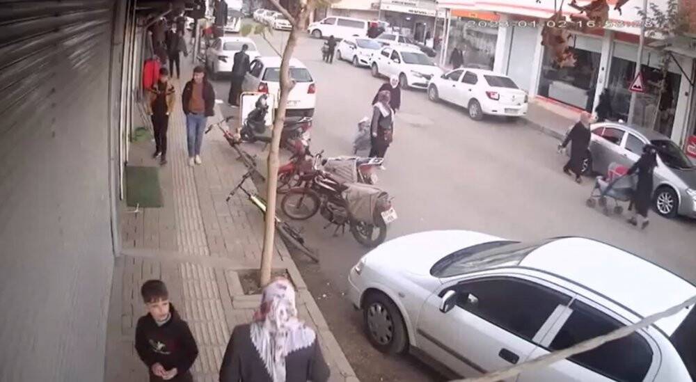 Şanlıurfa'da cansız mankenden yelek çalan hırsız kameraya yakalandı