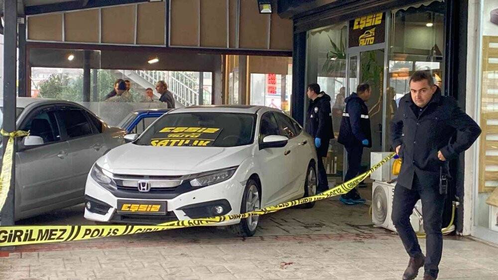 Oto galeride terör estirdiler: 2 yaralı