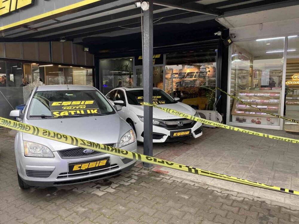 Oto galeride terör estirdiler: 2 yaralı