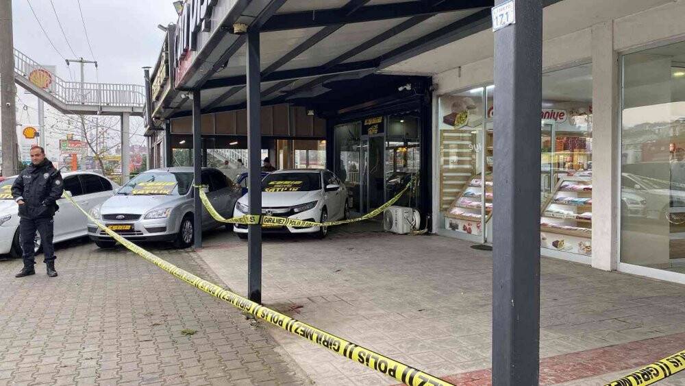 Oto galeride terör estirdiler: 2 yaralı