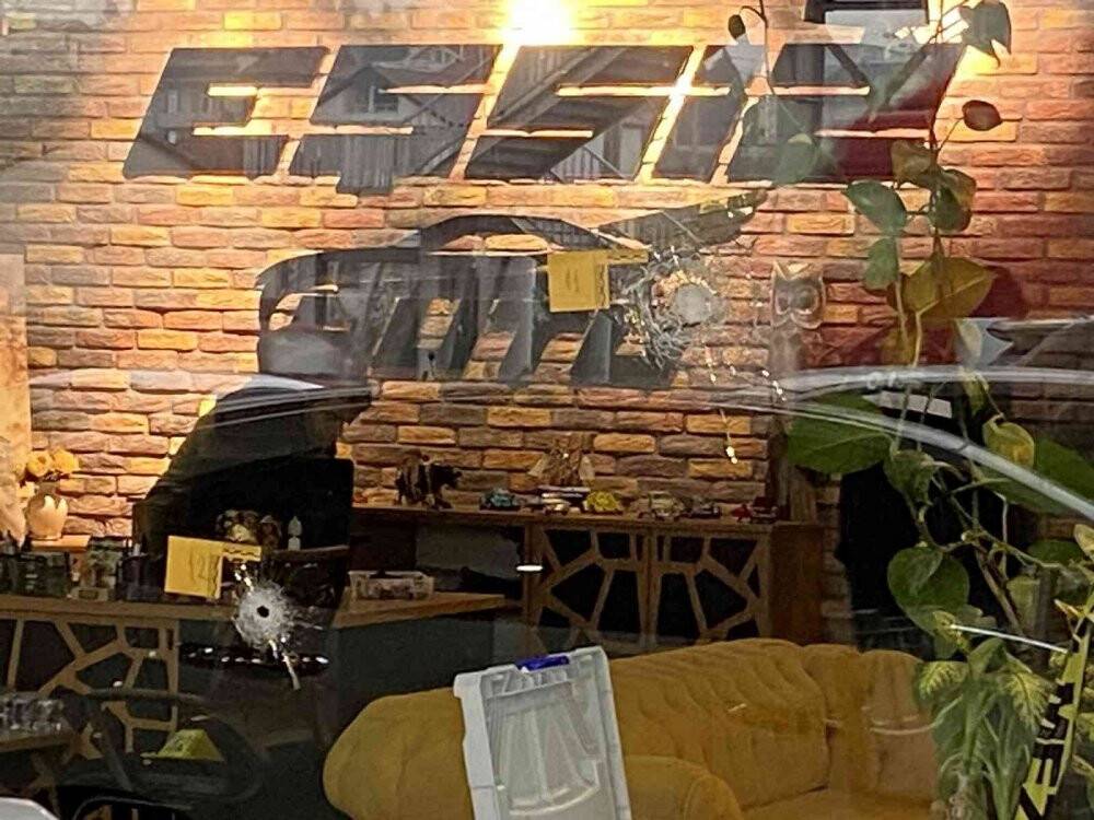 Oto galeride terör estirdiler: 2 yaralı