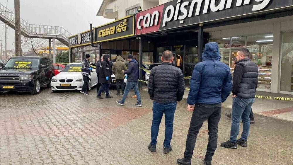 Oto galeride terör estirdiler: 2 yaralı