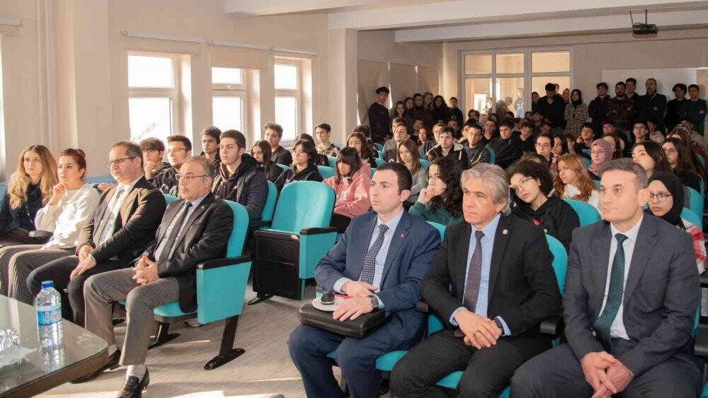 Selçuk Üniversitesi Rektörü Aksoy lise öğrencileriyle söyleşiye katıldı