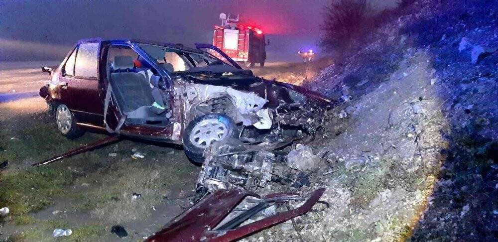 Tır ile otomobil kafa kafaya çarpıştı