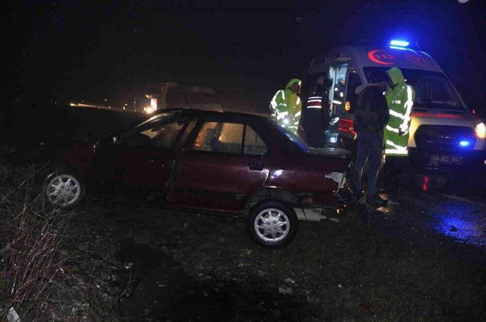 Tır ile otomobil kafa kafaya çarpıştı