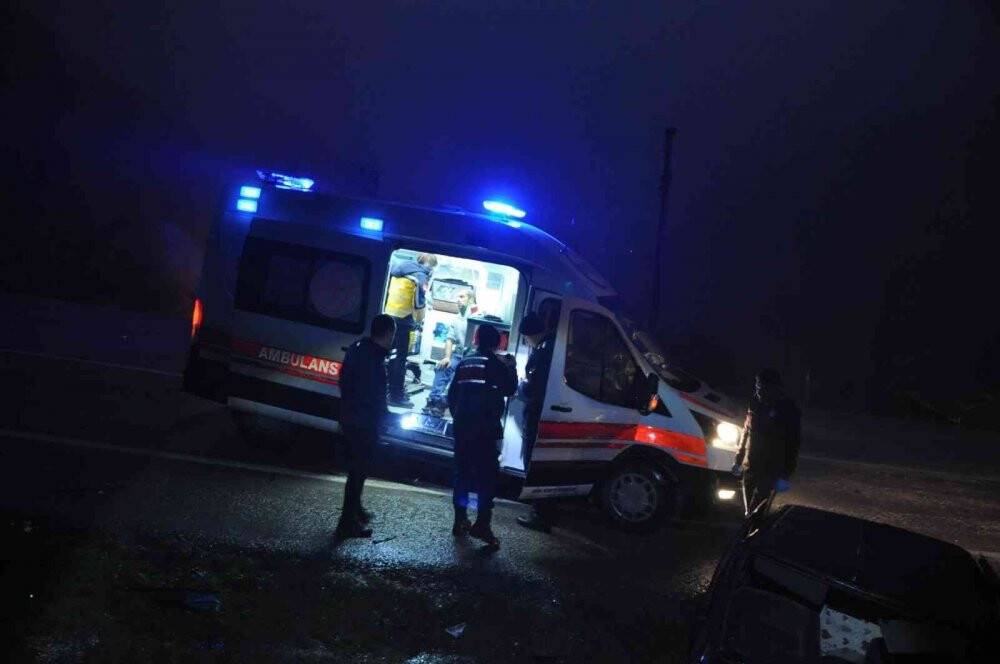 Tır ile otomobil kafa kafaya çarpıştı