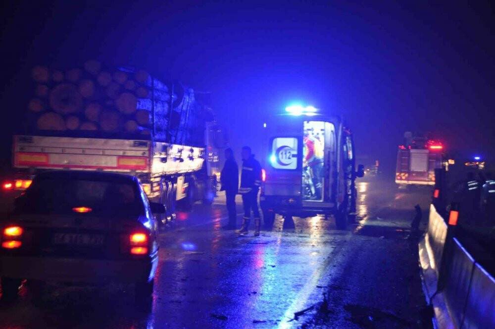 Tır ile otomobil kafa kafaya çarpıştı