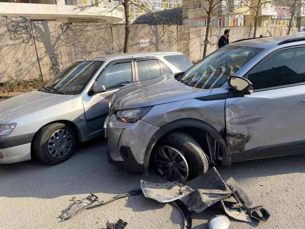 Sürücüsü hakimiyetini kaybetti, otomobil ters döndü