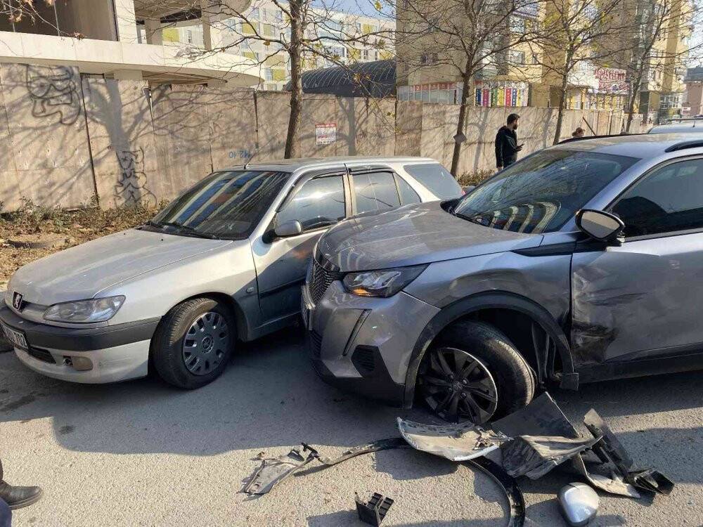 Sürücüsü hakimiyetini kaybetti, otomobil ters döndü