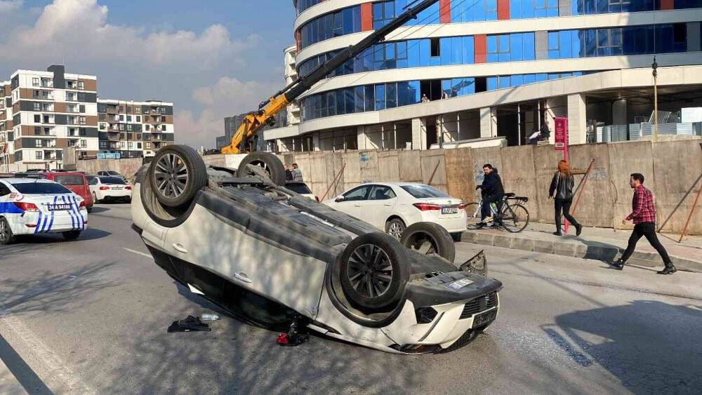 Sürücüsü hakimiyetini kaybetti, otomobil ters döndü