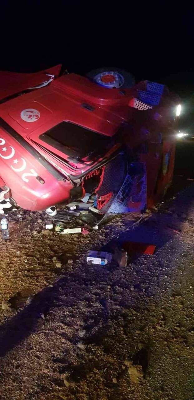 Afyonkarahisar'da buğday yüklü tır devrildi: İşte o anlar