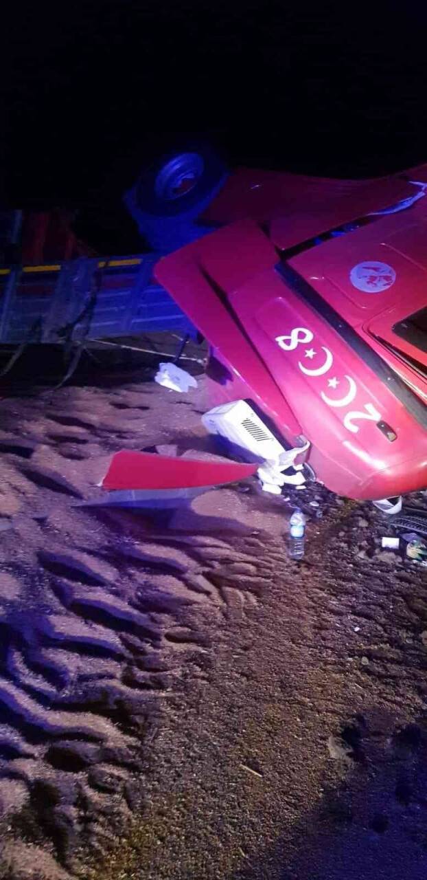 Afyonkarahisar'da buğday yüklü tır devrildi: İşte o anlar