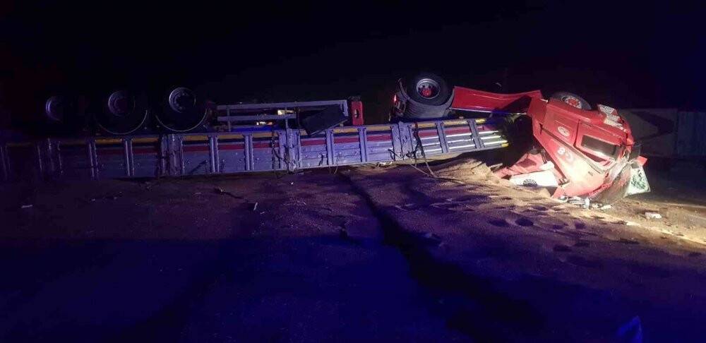 Afyonkarahisar'da buğday yüklü tır devrildi: İşte o anlar