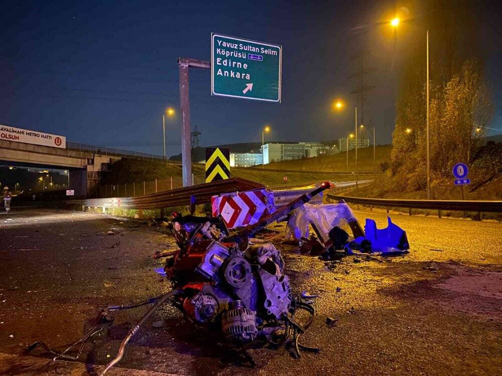 Bariyerlere çarpan aracın motoru yola fırladı