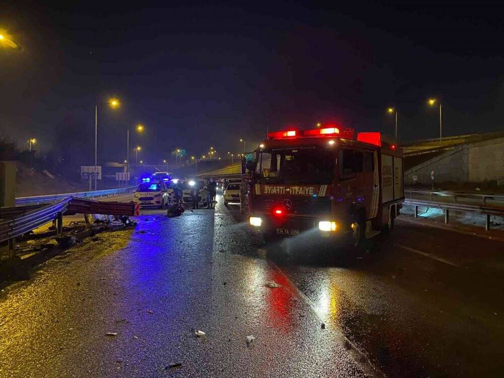 Bariyerlere çarpan aracın motoru yola fırladı