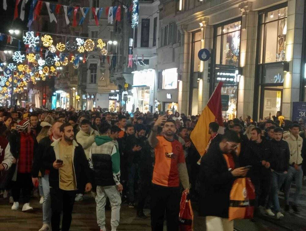 Galatasaray taraftarları Taksim Meydanı’nda kutlama yaptı