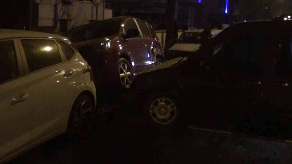 Kaza yapan otomobil araçlara çarptı