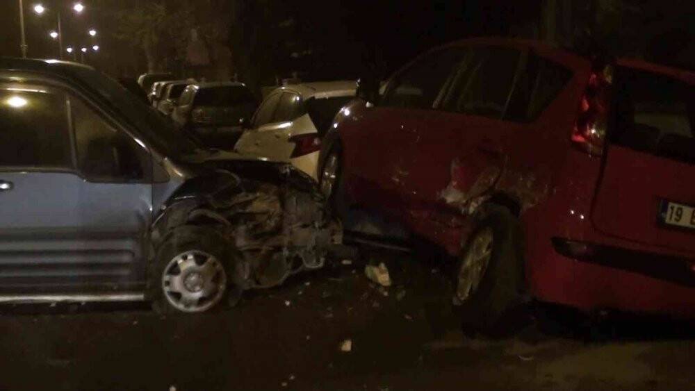 Kaza yapan otomobil araçlara çarptı