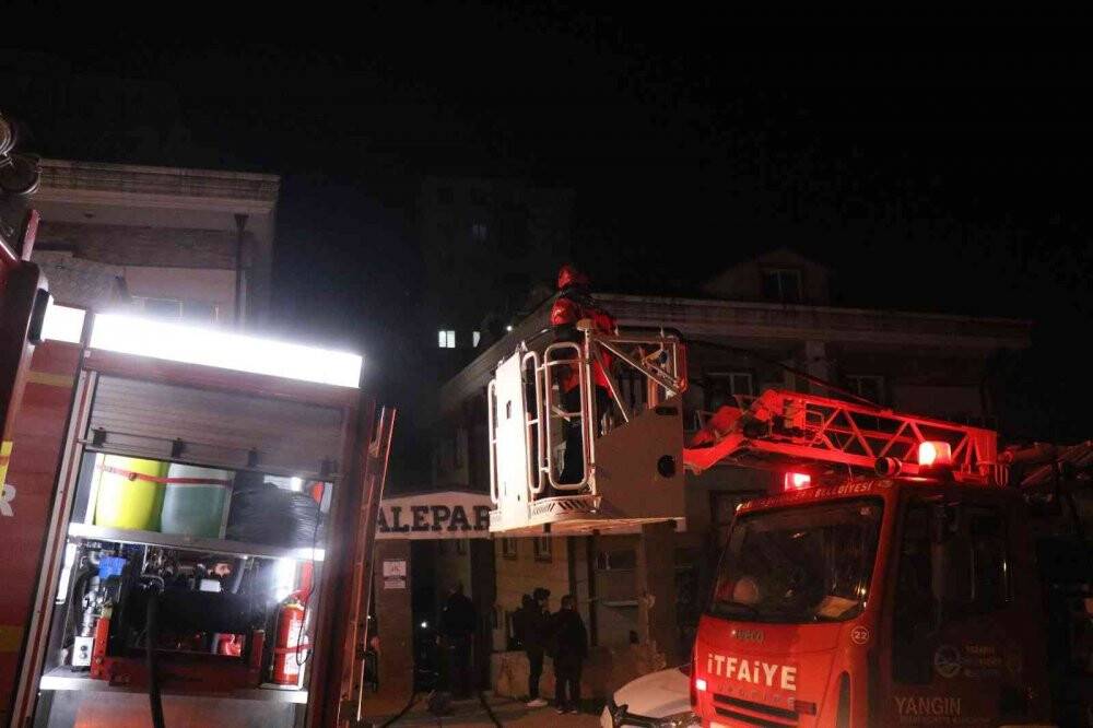 Mutfakta çıkan yangın binayı sokağa döktü