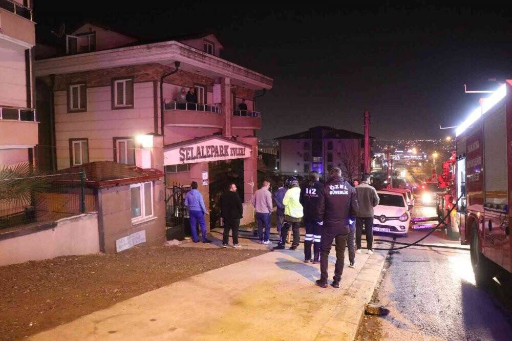 Mutfakta çıkan yangın binayı sokağa döktü