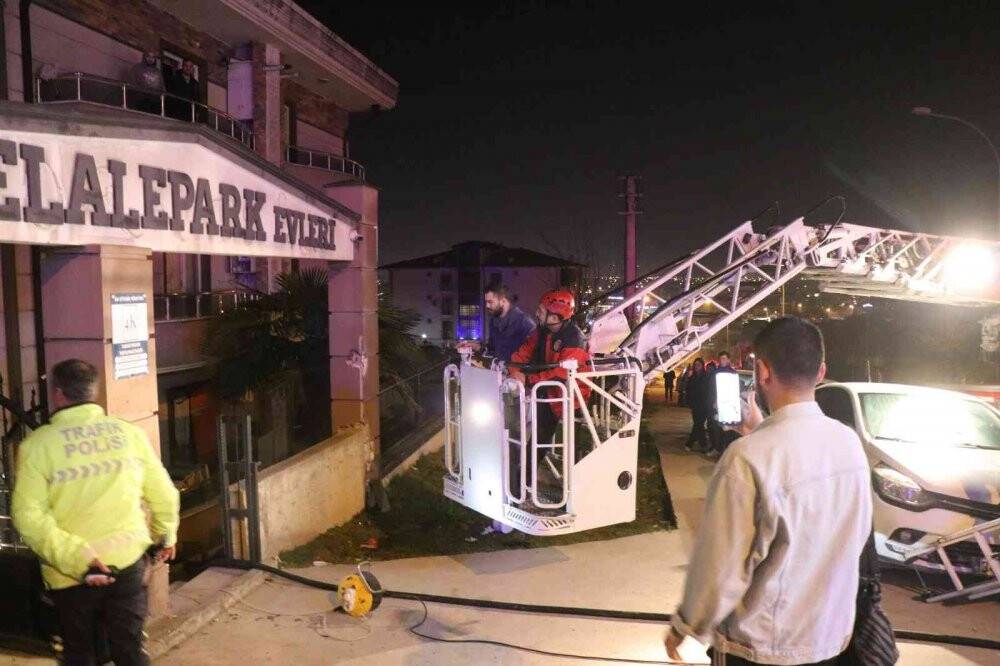 Mutfakta çıkan yangın binayı sokağa döktü