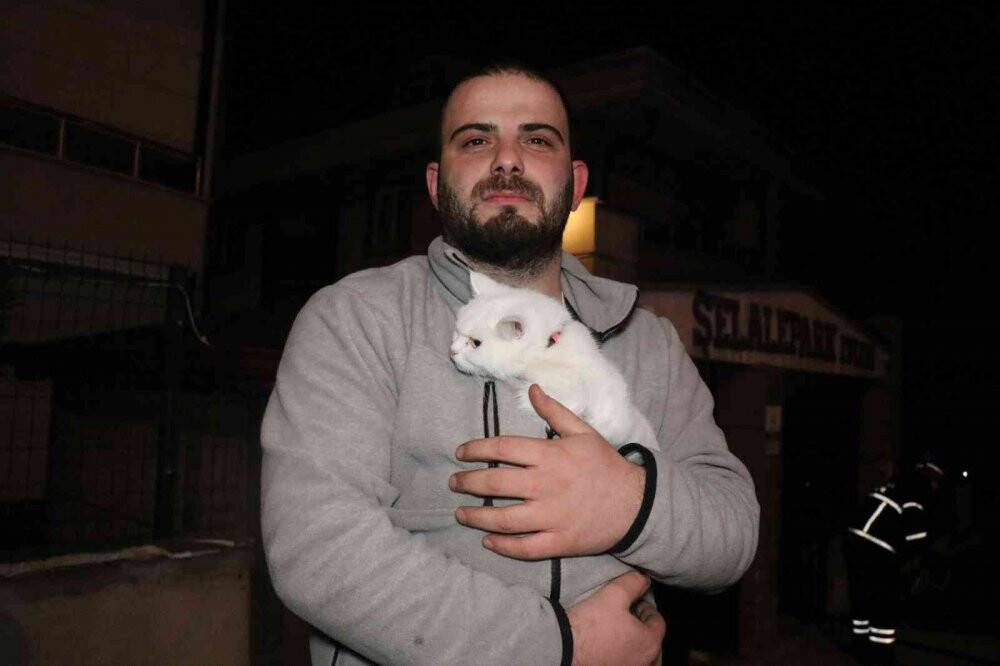 Mutfakta çıkan yangın binayı sokağa döktü