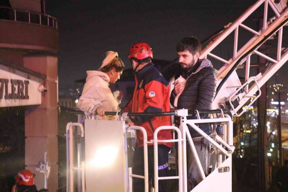 Mutfakta çıkan yangın binayı sokağa döktü