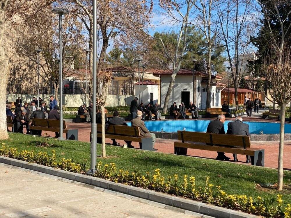 O ilde vatandaşlar güneşli havanın tadı çıkarıyor