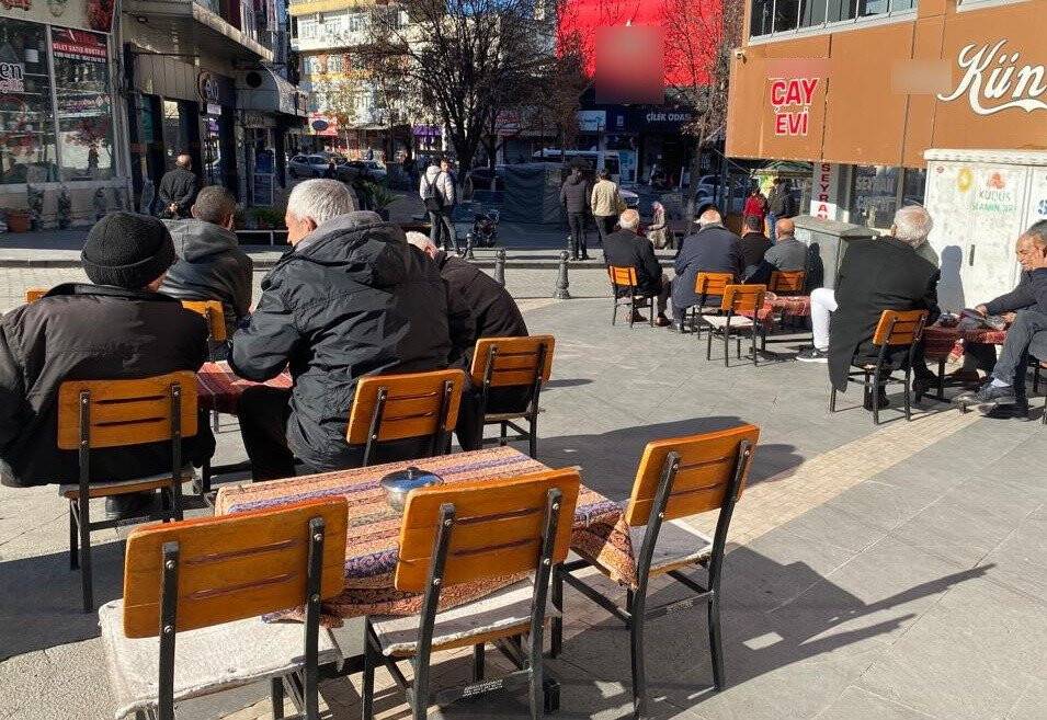 O ilde vatandaşlar güneşli havanın tadı çıkarıyor