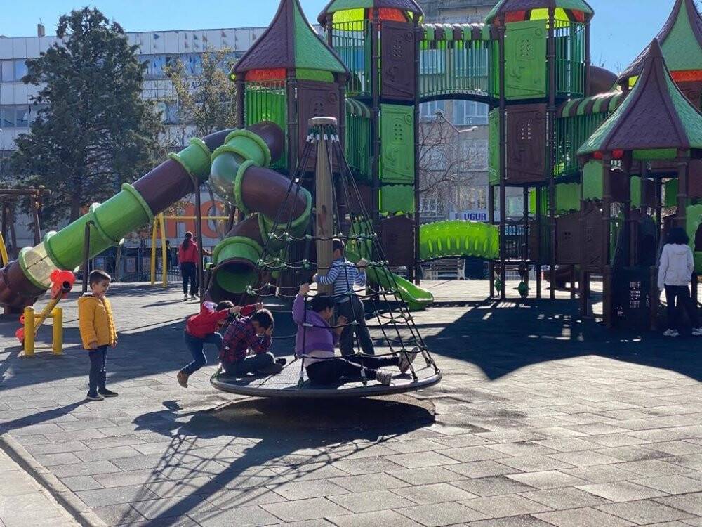 O ilde vatandaşlar güneşli havanın tadı çıkarıyor