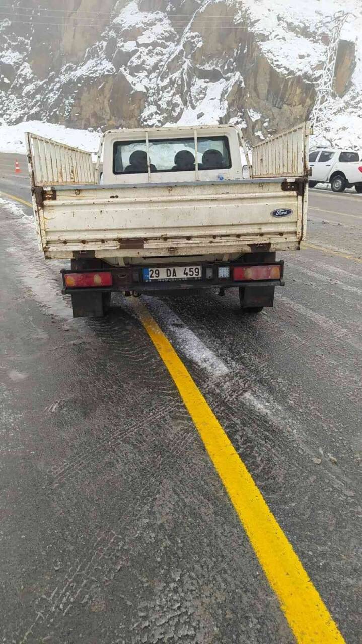 Zigana Dağı’nda karlı yolda kaza