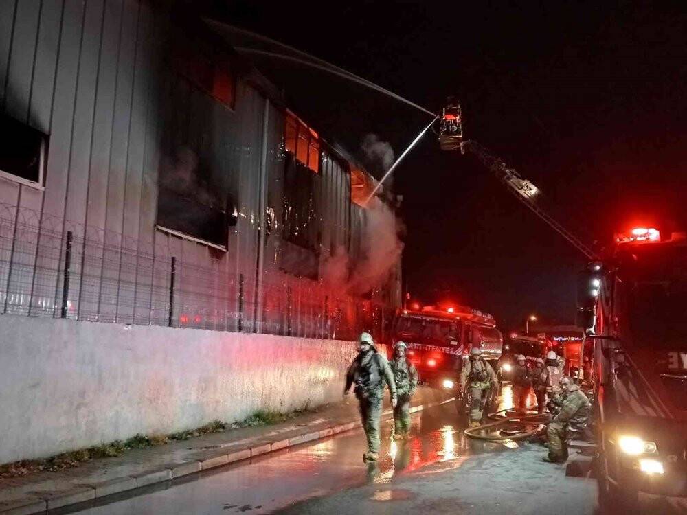 10 bin metrekarelik kauçuk fabrikası cayır cayır yandı