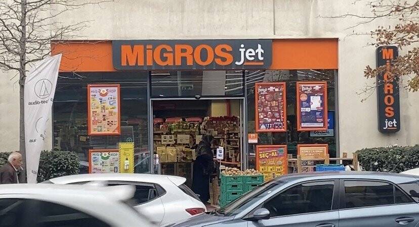 2 dakikada 200 bin liralık market soygunu kamerada