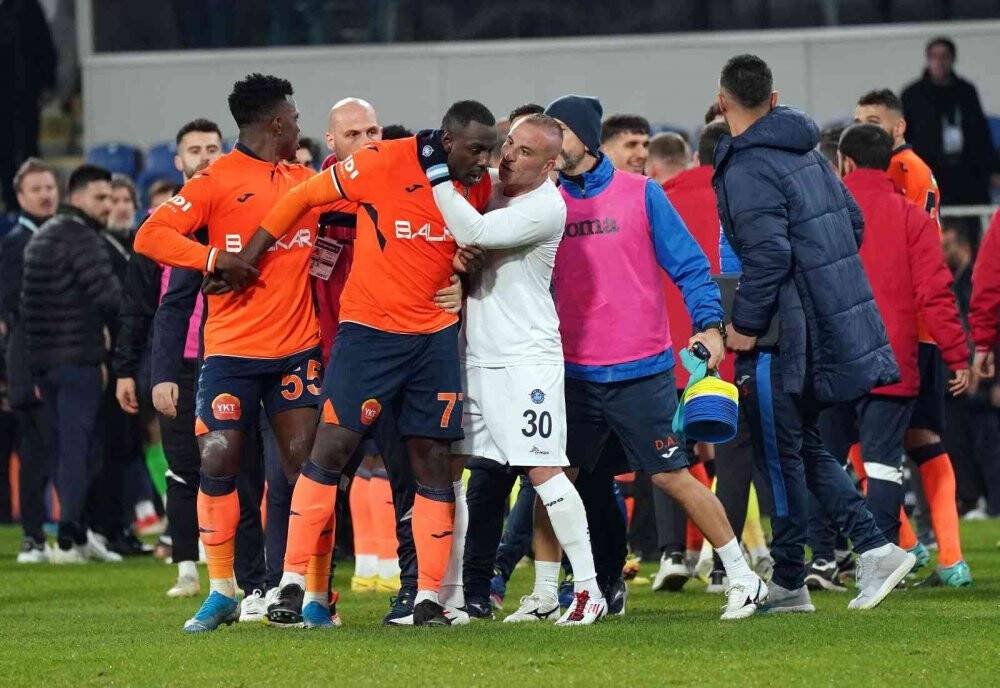 Başakşehir - Adana Demirspor maç sonu saha karıştı